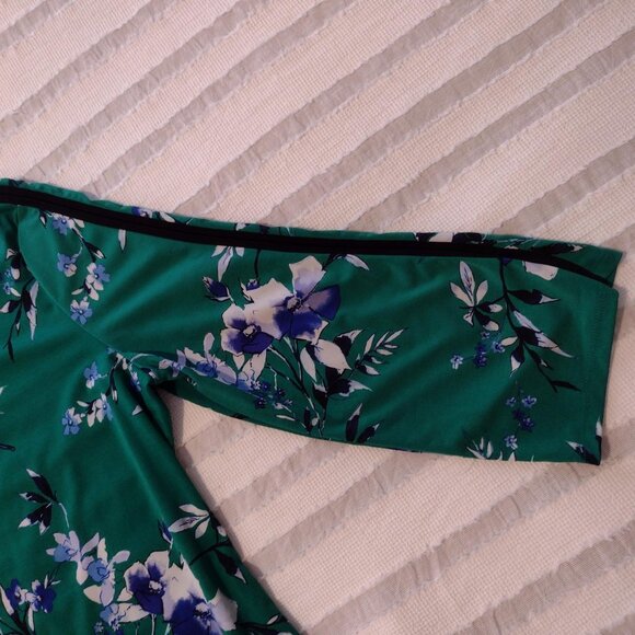 Liz Claiborne Career Blouse with silver accent - Picture 9 of 10